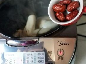 再加入红枣，加入盐盖上盖子继续30分钟，待电饭煲鸣笛即可出锅。