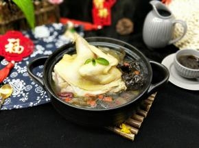 美味的鸡汤出锅。