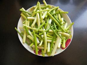 准备蒜薹，去头尾，掐成段，洗净。