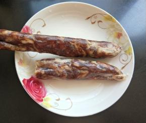 准备腊肠，洗净。