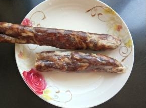 准备腊肠，洗净。
