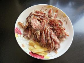 腊肠切片，生姜切丝。