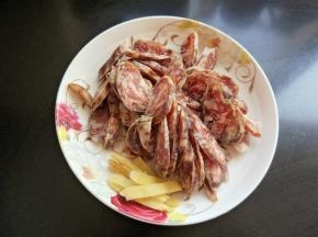 腊肠切片，生姜切丝。
