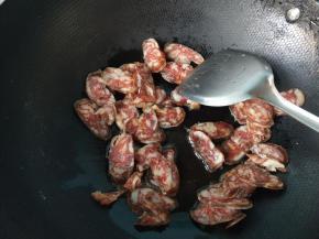 香肠冷油下锅，小火慢炒。