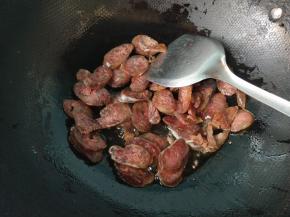 腊肠炒熟，盛出。