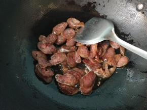 腊肠炒熟，盛出。