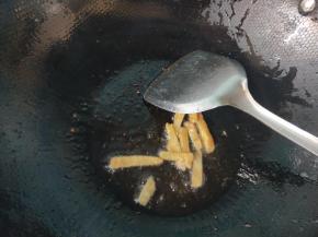 不需要另外放油，放生姜爆香。