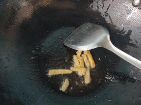 不需要另外放油，放生姜爆香。