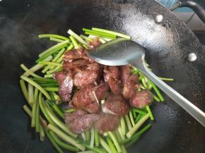 蒜薹七成熟，放腊肠。