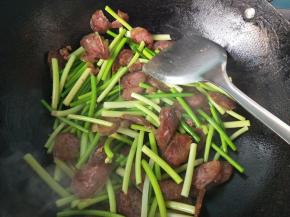 翻炒均匀，蒜薹炒熟。