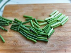 新鲜的蒜薹，把头尾切掉，冲洗干净后切段。(段的长短可以根据个人喜欢)