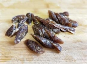 自制腊肠洗干净，切片。