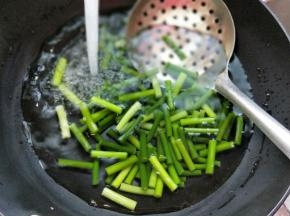 蒜薹捞出后立即用冷水冲洗，捞出淋干水份。