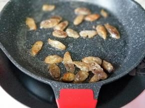 起油锅，加入切好的腊肠。