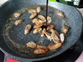 加入生抽，翻炒均匀。