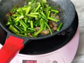 加入焯水的蒜薹。