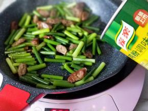 关火，加入鸡粉提鲜，借助余温翻炒均匀。