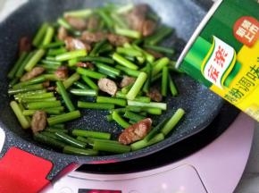 关火，加入鸡粉提鲜，借助余温翻炒均匀。