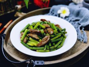 近看，美味佳肴。
