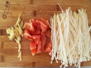 姜切丝。番茄切滚刀块。金针菇洗净，撕开。