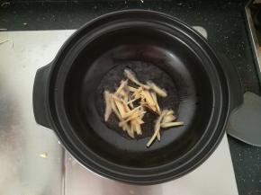 热锅放油，放入姜丝煸香。