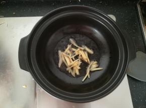 热锅放油，放入姜丝煸香。