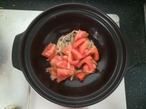 放入番茄块翻炒。炒出汁水。