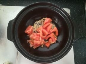 放入番茄块翻炒。炒出汁水。