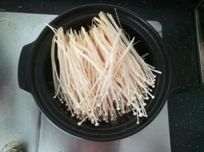 放入金针菇翻炒，变软。