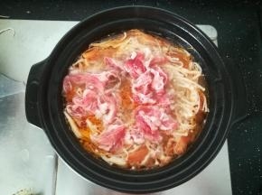 水开之后，加入肥牛煮熟。