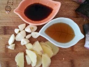 大蒜切块，生姜切片。醋和料酒备好。