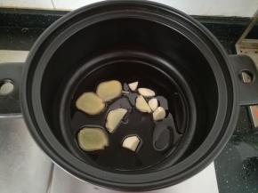 砂锅热油，放入姜蒜煸香。