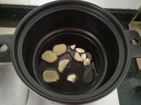 砂锅热油，放入姜蒜煸香。