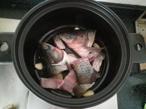 放入鱼头和鱼块煎一会。