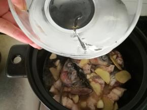 鱼变焦黄后，加入适量的清水炖煮。