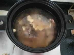 小火炖煮，至水烧开。