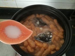 小火炖煮十五分钟之后加入食盐