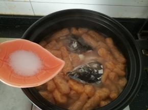 小火炖煮十五分钟之后加入食盐