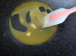 黄油放入不粘锅中不断搅拌至融化，开小火