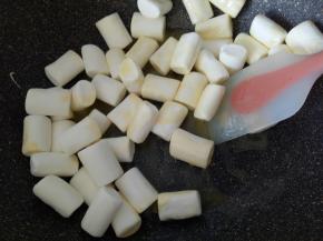 黄油融化后倒入棉花糖，不断搅拌熬至棉花糖完全融化