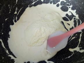 棉花糖完全融化后关火，倒入奶粉搅拌均匀后尽量让棉花糖铺满整个锅底