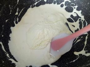 棉花糖完全融化后关火，倒入奶粉搅拌均匀后尽量让棉花糖铺满整个锅底