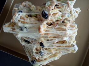 先揉几下，用从中间往两边翻的方法尽量让棉花糖包裹住每个材料，差不多就是这样，千丝万缕