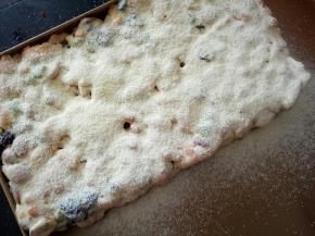 整形好后在表面撒一层奶粉用整形工具压一下，然后翻面将背面也撒一层奶粉，同样也压一下