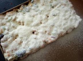 整形好后在表面撒一层奶粉用整形工具压一下，然后翻面将背面也撒一层奶粉，同样也压一下