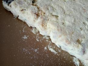 将侧面也粘上奶粉