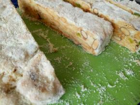 等晾凉后就可以开始切块了，可以切成任何你喜欢的形状