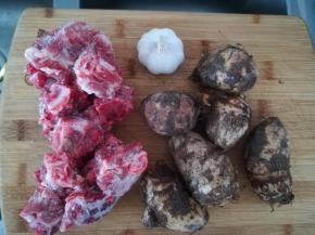 准备好排骨芋头，大蒜