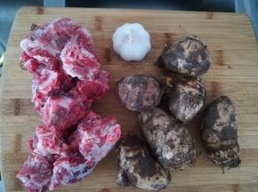 准备好排骨芋头，大蒜