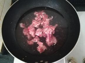 排骨冷水下锅，焯水，洗净